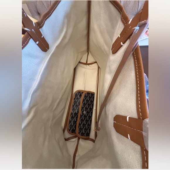 Stylish Gray Tote Bag with Tan Accents - Picture 5 of 12